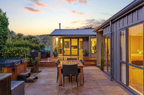 Photo of property in 77 Port Hills Road, Heathcote Valley, Christchurch, 8022