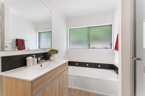 Photo of property in 2/24 Amberwood Drive, Northpark, Auckland, 2013