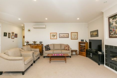 Photo of property in 20 Heynes Place, Clive, 4102