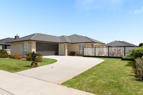 Photo of property in 28 Rainey Crescent, Papamoa Beach, Papamoa, 3118