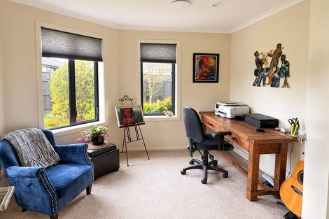 Photo of property in 2 Angus Place, Carterton, 5713