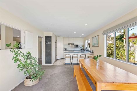 Photo of property in 18 Tyrico Close, Unsworth Heights, Auckland, 0632