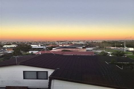 Photo of property in 4223a Great North Road, Glendene, Auckland, 0602