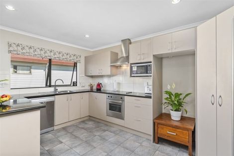 Photo of property in 9 Cloghan Close, Massey, Auckland, 0614