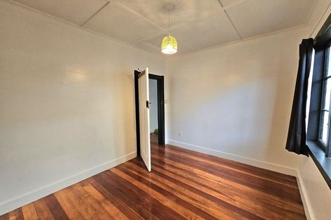 Photo of property in 40 Pioneer Road, Moturoa, New Plymouth, 4310