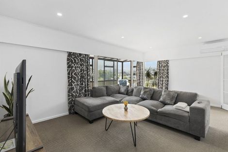 Photo of property in 9 Blandford Way, Newlands, Wellington, 6037