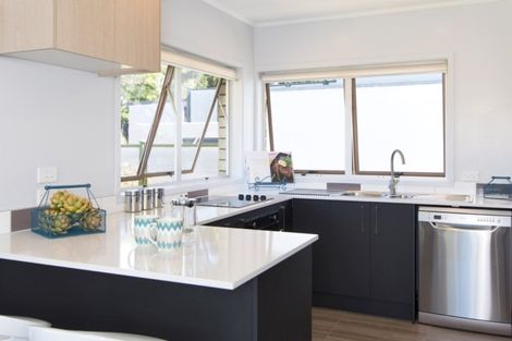 Photo of property in 2/45 Knightsbridge Drive, Forrest Hill, Auckland, 0620