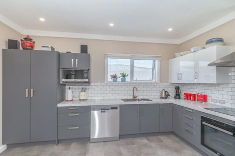 Photo of property in 56 Queenwood Road, Levin, 5510