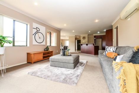 Photo of property in 90 Farnborough Drive, Grandview Heights, Hamilton, 3200