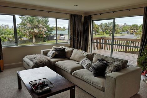 Photo of property in 24 Goldfinch Rise, Unsworth Heights, Auckland, 0632