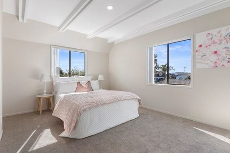 Photo of property in 1/13 Challen Close, Conifer Grove, Takanini, 2112