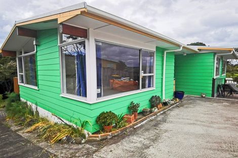 Photo of property in 38 Easton Park Parade, Glenfield, Auckland, 0629