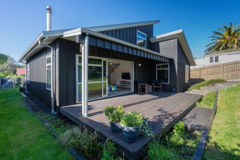 Photo of property in 6 Kent Avenue, Waitarere Beach, Levin, 5510