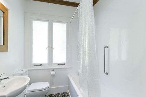 Photo of property in 51 Northland Road, Northland, Wellington, 6012