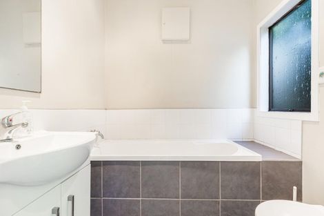 Photo of property in 2/124 Waimumu Road, Massey, Auckland, 0614