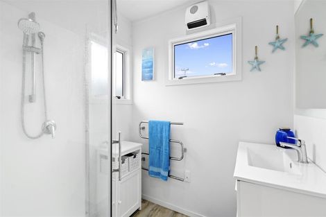 Photo of property in 17 Pukehina Parade, Pukehina, 3189