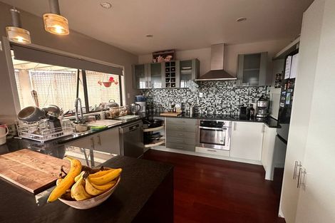 Photo of property in 9 Gwenand Place, Botany Downs, Auckland, 2010