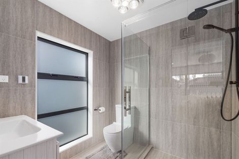 Photo of property in 2/8 Dallinghoe Crescent, Milford, Auckland, 0620