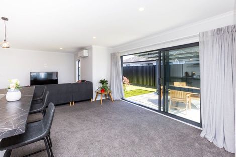 Photo of property in 16 Whitten Way, Wallaceville, Upper Hutt, 5018