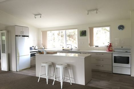 Photo of property in 293 Boord Crescent, Kumeu, 0891