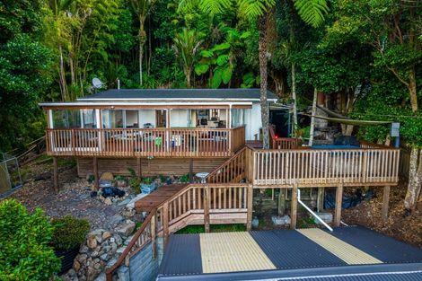 Photo of property in 894 West Coast Road, Waiatarua, Auckland, 0604