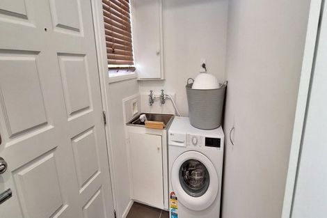 Photo of property in 1/156 Carlisle Road, Northcross, Auckland, 0632