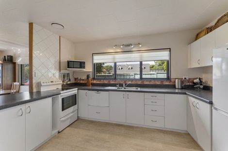 Photo of property in 38 Walton Avenue, Waikanae, 5036