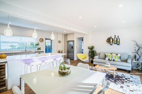 Photo of property in 2/101 Sylvan Avenue, Northcote, Auckland, 0627