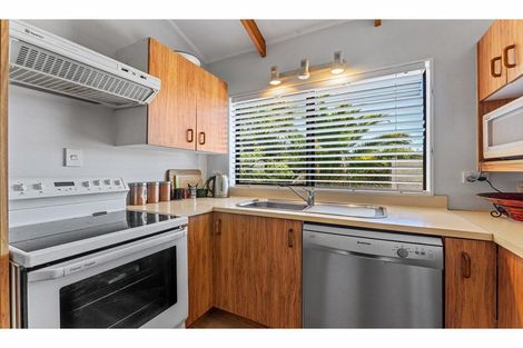 Photo of property in 2/74 Cockayne Crescent, Sunnynook, Auckland, 0620