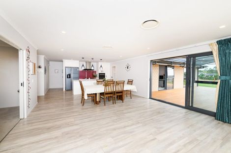 Photo of property in 55 Vaucluse Heights, Fitzherbert, Palmerston North, 4410