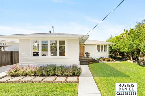 Photo of property in 1/10 Neil Avenue, Te Atatu Peninsula, Auckland, 0610