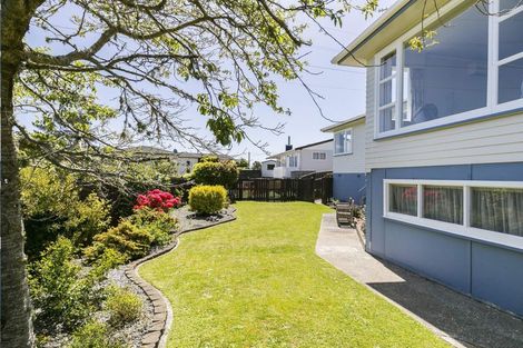 Photo of property in 18 Alder Place, Newlands, Wellington, 6037