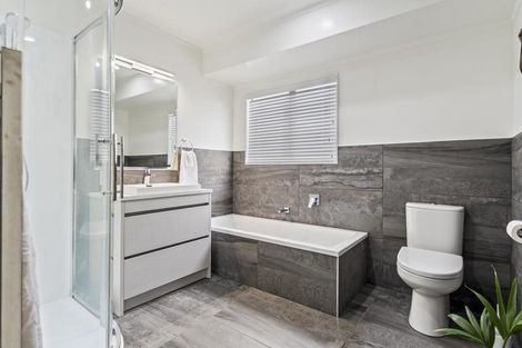 Photo of property in 62 Golfland Drive, Golflands, Auckland, 2013