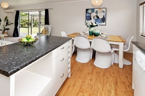 Photo of property in 16 Mile Place, Henderson, Auckland, 0612