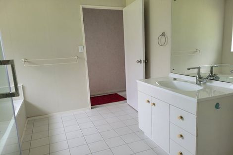 Photo of property in 14 Lanier Place, Glendene, Auckland, 0602