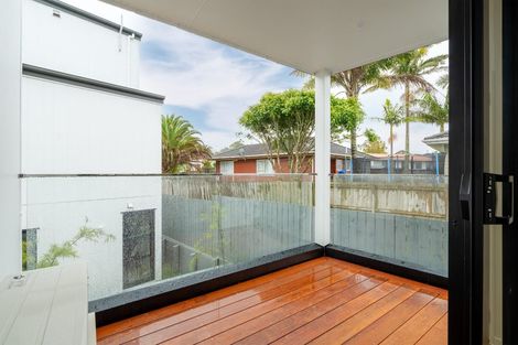 Photo of property in 6/2 Flaunty Place, West Harbour, Auckland, 0618