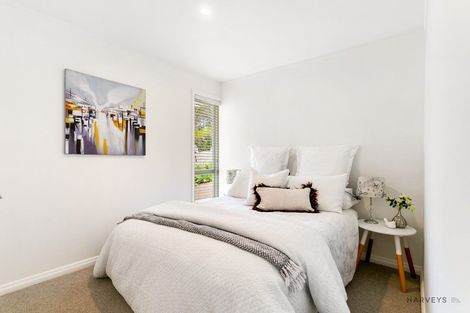 Photo of property in 16 Harrybrook Road, Green Bay, Auckland, 0604