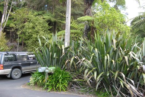 Photo of property in 882 West Coast Road, Waiatarua, Auckland, 0604