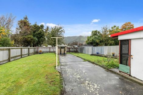 Photo of property in 124 Wellington Road, Wainuiomata, Lower Hutt, 5014