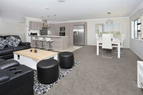 Photo of property in 16a Cedar Heights Avenue, Massey, Auckland, 0614