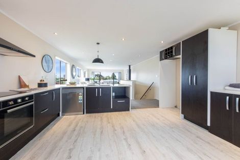 Photo of property in 10 Halcombe Place, Green Bay, Auckland, 0604