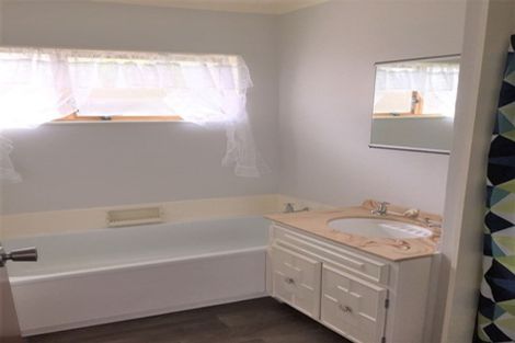 Photo of property in 98 Stewart Drive, Newlands, Wellington, 6037