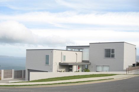 Photo of property in 50 Tamworth Crescent, Newlands, Wellington, 6037