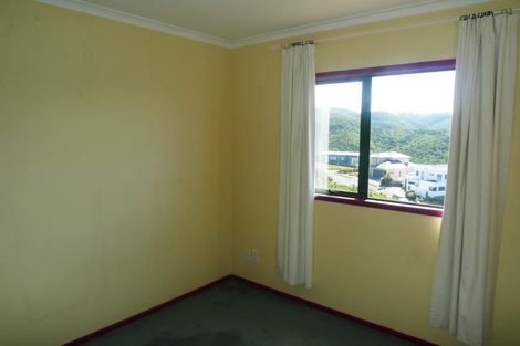 Photo of property in 11 Bennett Grove, Newlands, Wellington, 6037