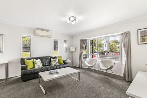 Photo of property in 2/6 Strabo Place, Windsor Park, Auckland, 0632