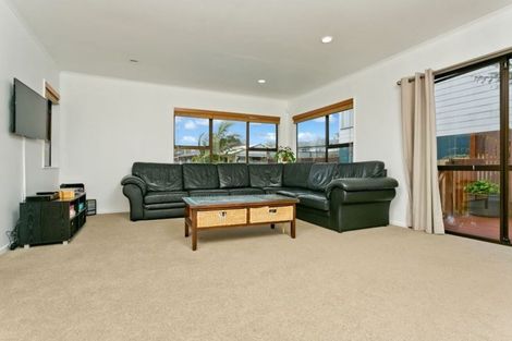Photo of property in 1/17 Tetrarch Place, Totara Vale, Auckland, 0629