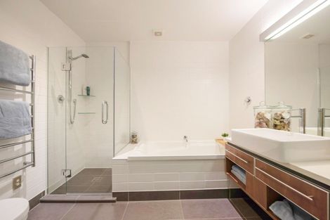 Photo of property in Patent 326 Apartments, 404s/326 Evans Bay Parade, Hataitai, Wellington, 6021