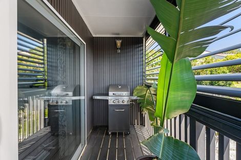 Photo of property in 2/52 Maxwelton Drive, Mairangi Bay, Auckland, 0630