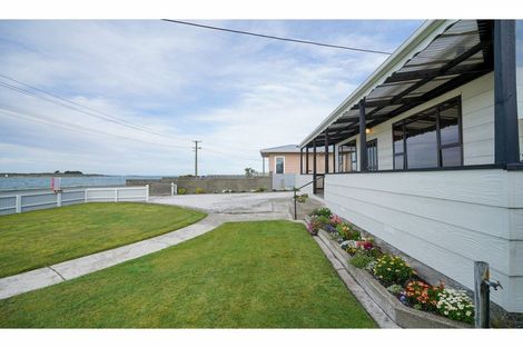 Photo of property in 220 Marine Parade, Bluff, 9814