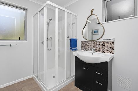 Photo of property in 15 Napier Grove, Waikanae Beach, Waikanae, 5036